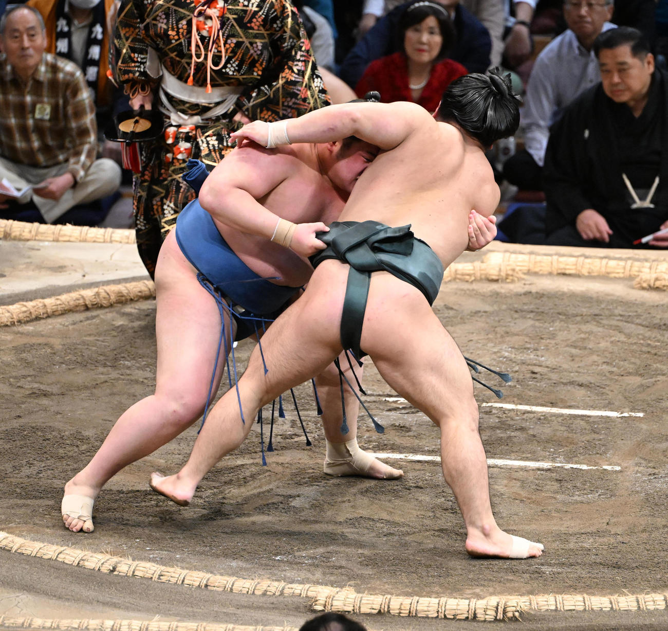 阿武剋（左）は寄り切りで朝紅龍を破る（撮影・和賀正仁）