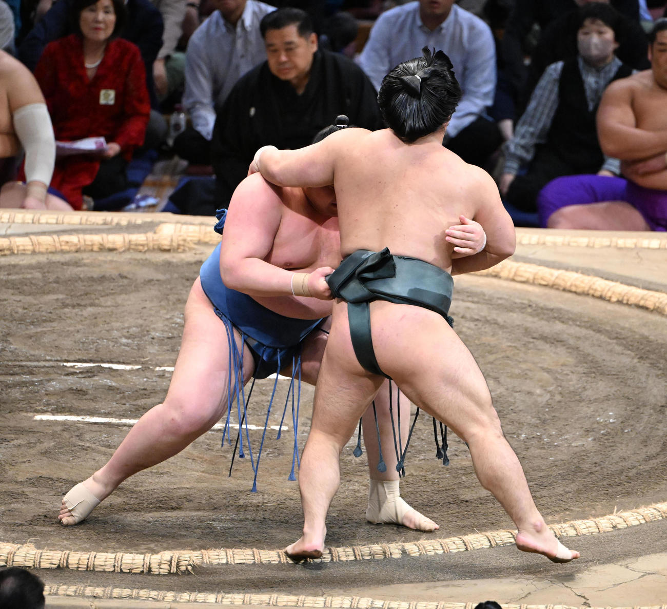 阿武剋（左）は寄り切りで朝紅龍を破る（撮影・和賀正仁）