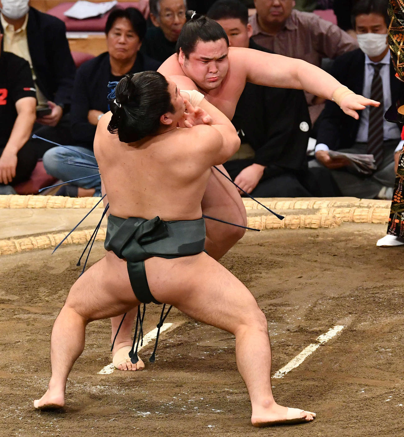 大相撲九州場所8日目　朝紅龍（左）を攻める阿武剋（撮影・岩下翔太）