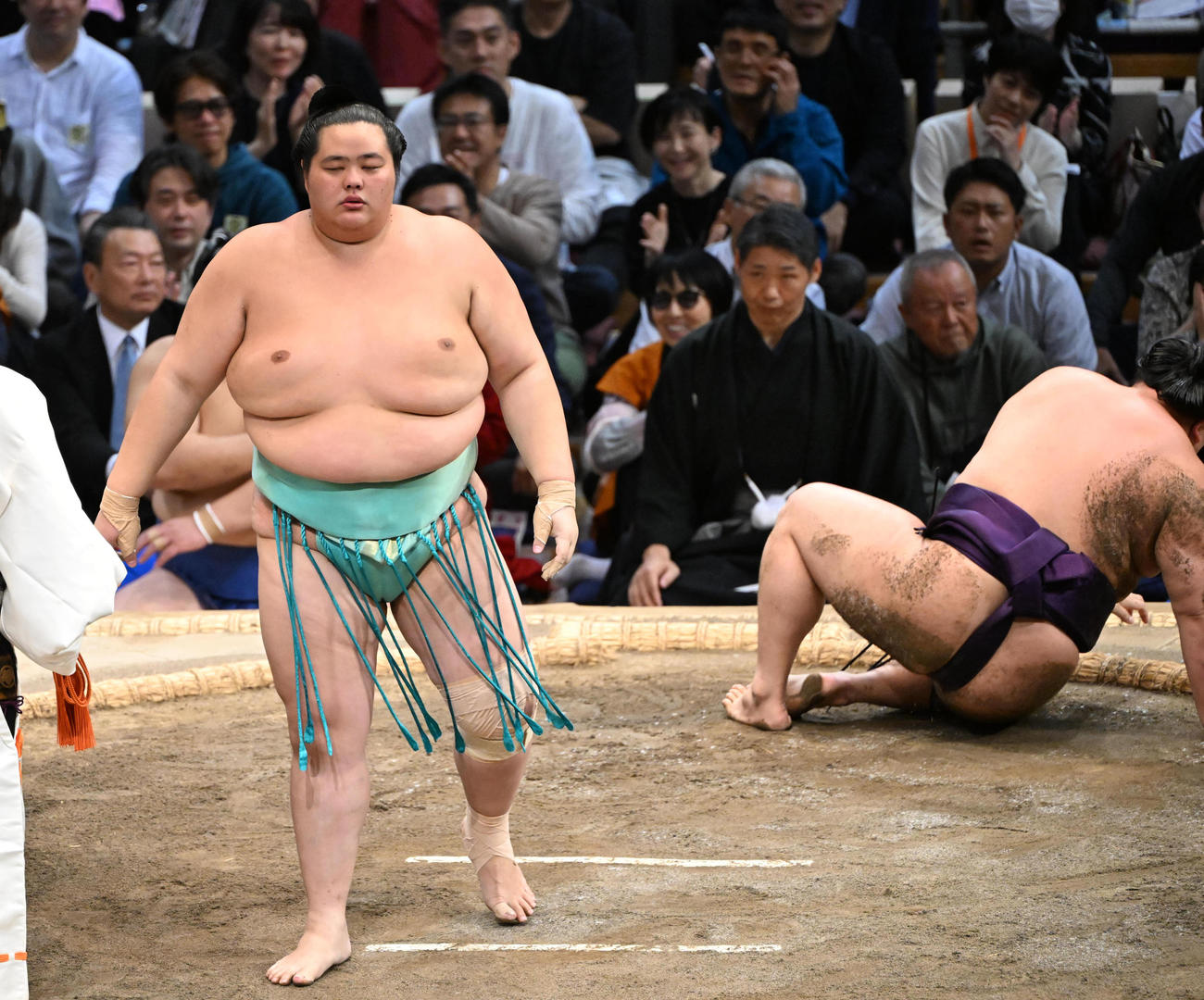 琴桜（右）は上手ひねりで美ノ海を破る（撮影・和賀正仁）
