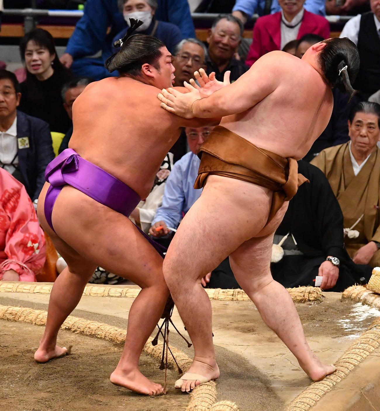 大相撲九州場所8日目　尊富士（左）は竜電を押し出しで破る（撮影・岩下翔太）
