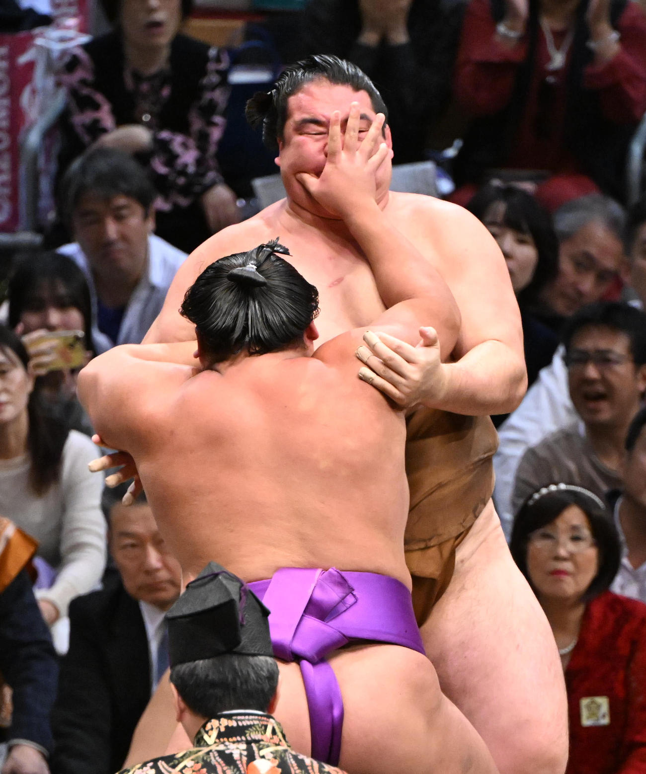竜電（奥）の顔をわしづかみにし押し出しで破る尊富士（撮影・和賀正仁）