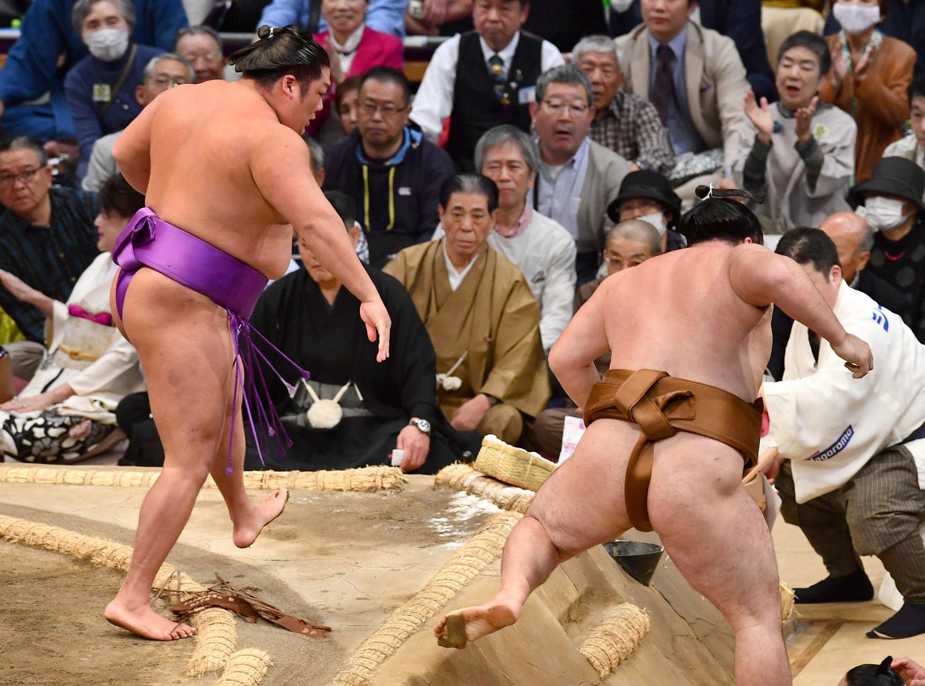 大相撲九州場所8日目　尊富士（左）は竜電を押し出しで破る（撮影・岩下翔太）