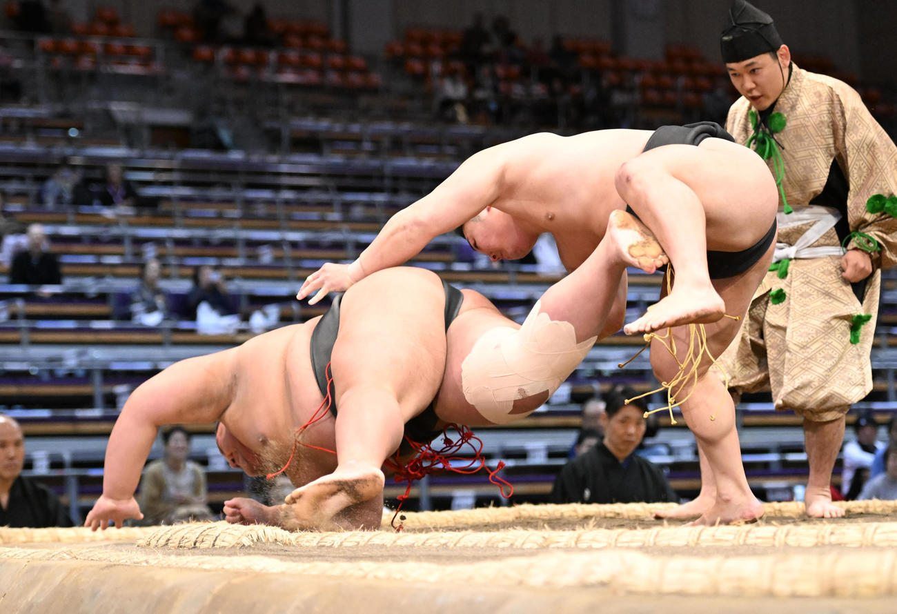 旭水野（左）を下手投げで破る炎鵬（撮影・和賀正仁）