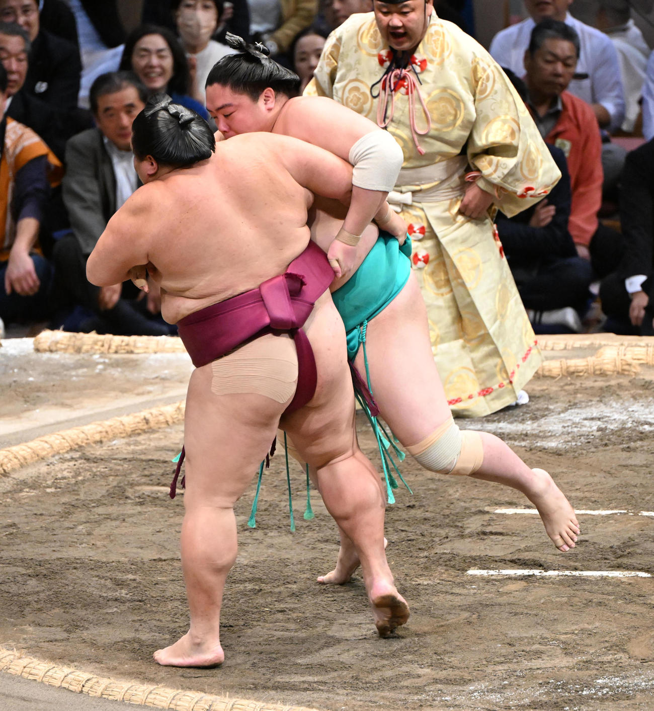 一山本（右）は寄り切りで御嶽海を破る（撮影・和賀正仁）