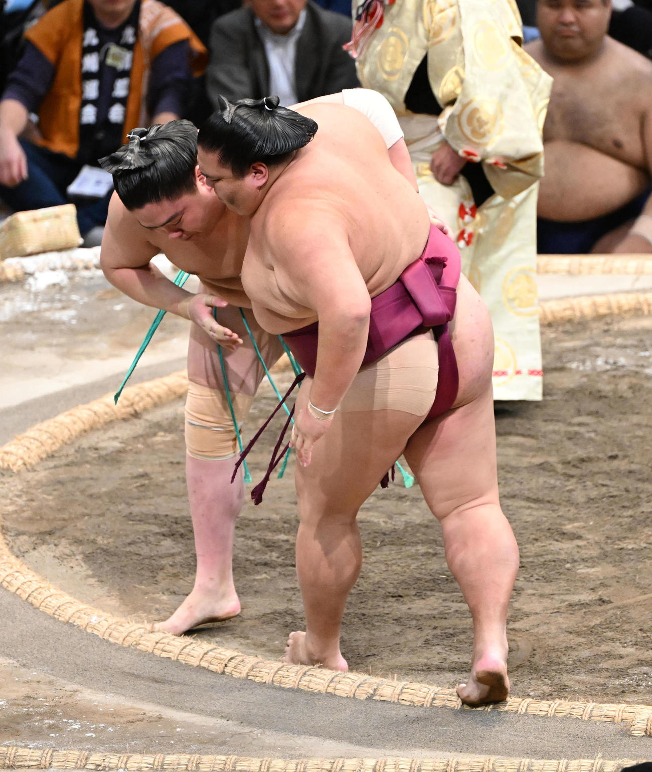 一山本（左）は寄り切りで御嶽海を破る（撮影・和賀正仁）