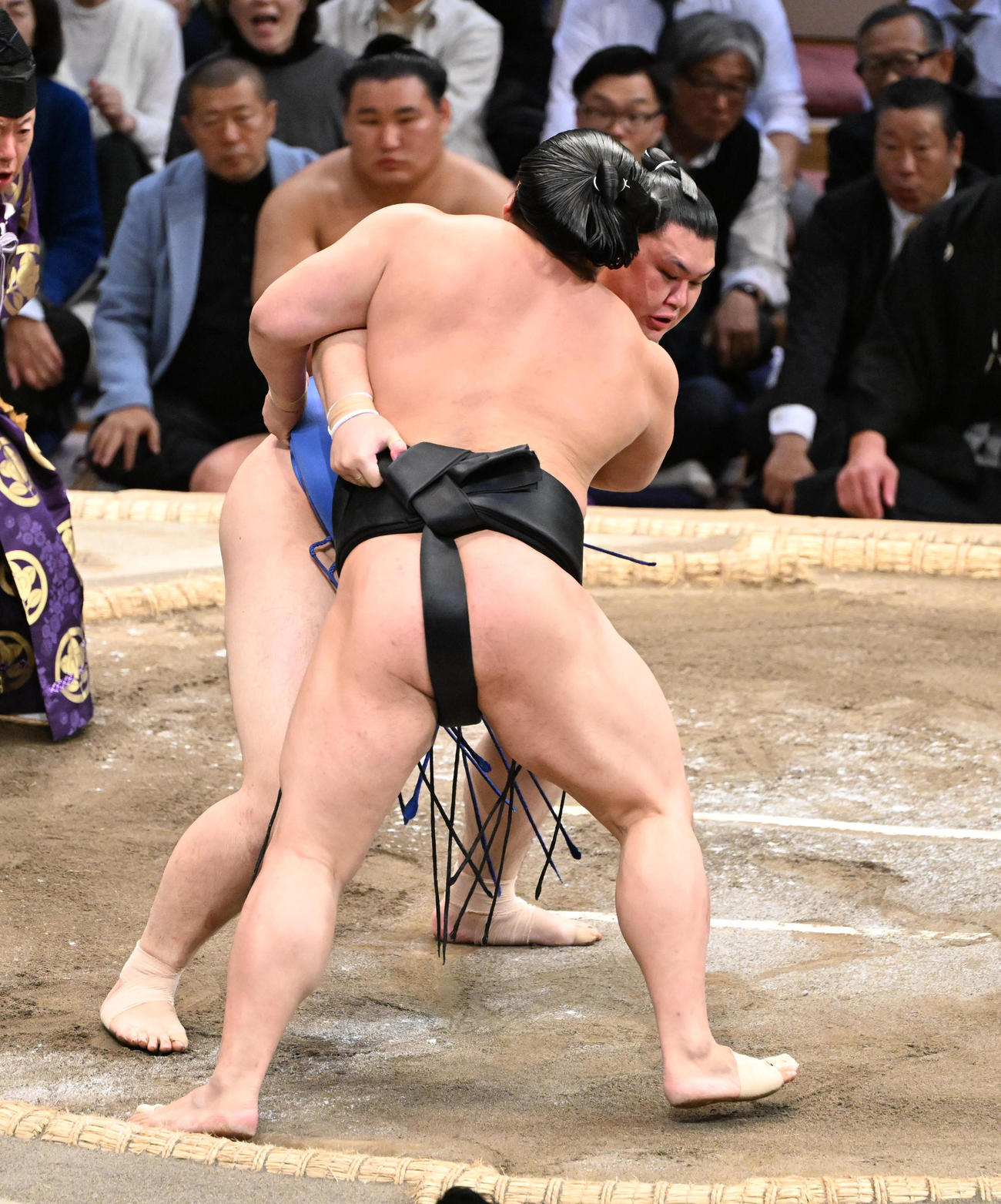 若元春（左）を寄り切りで破る大の里（撮影・和賀正仁）