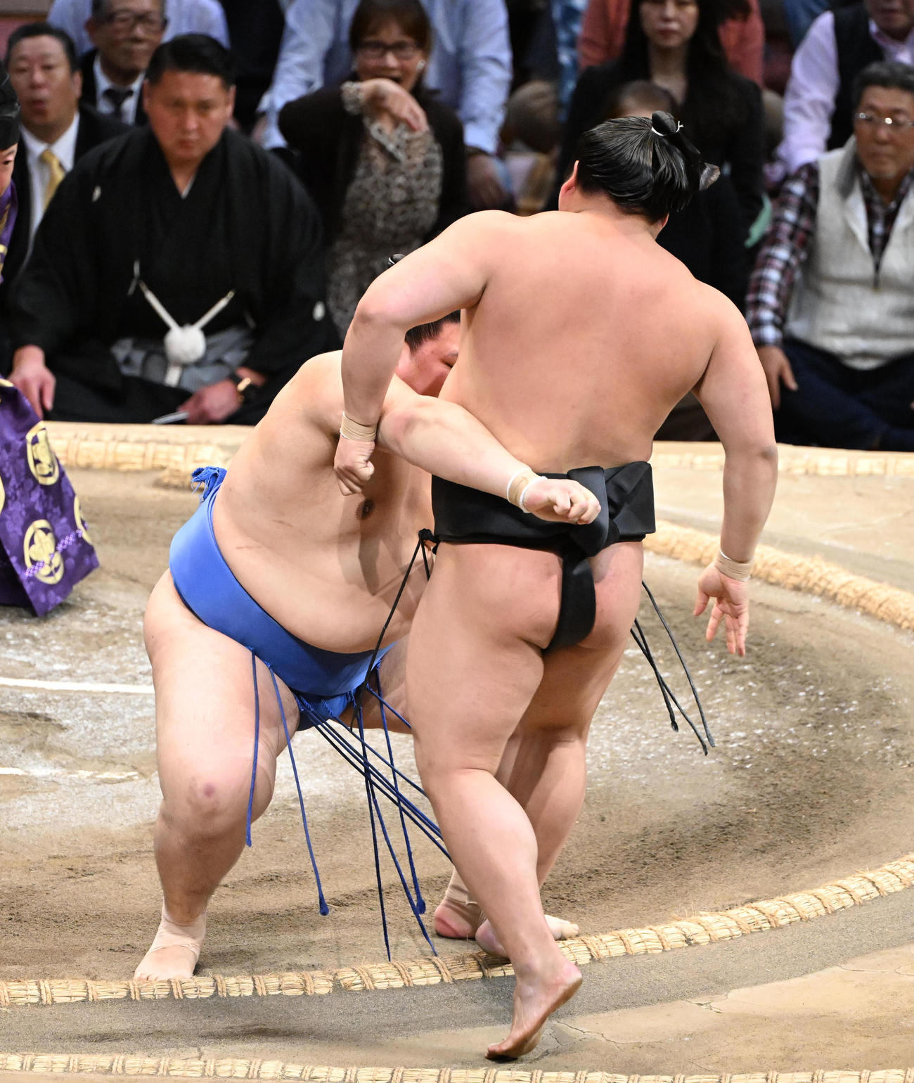 若元春（右）を寄り切りで破る大の里（撮影・和賀正仁）