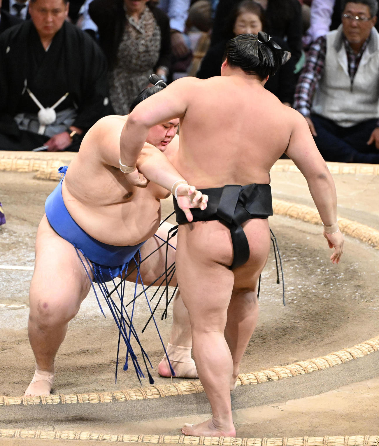 若元春（右）を寄り切りで破る大の里（撮影・和賀正仁）