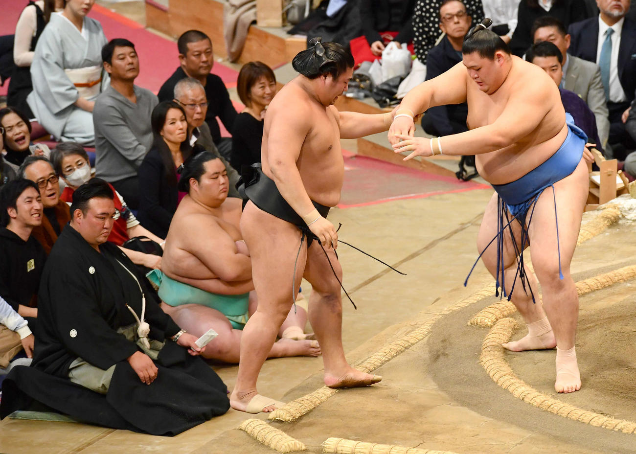 大相撲九州場所9日目　若元春（右から2人目）を寄り切りで破った大の里。左は審判を務める二所ノ関親方（元横綱稀勢の里）（撮影・岩下翔太）