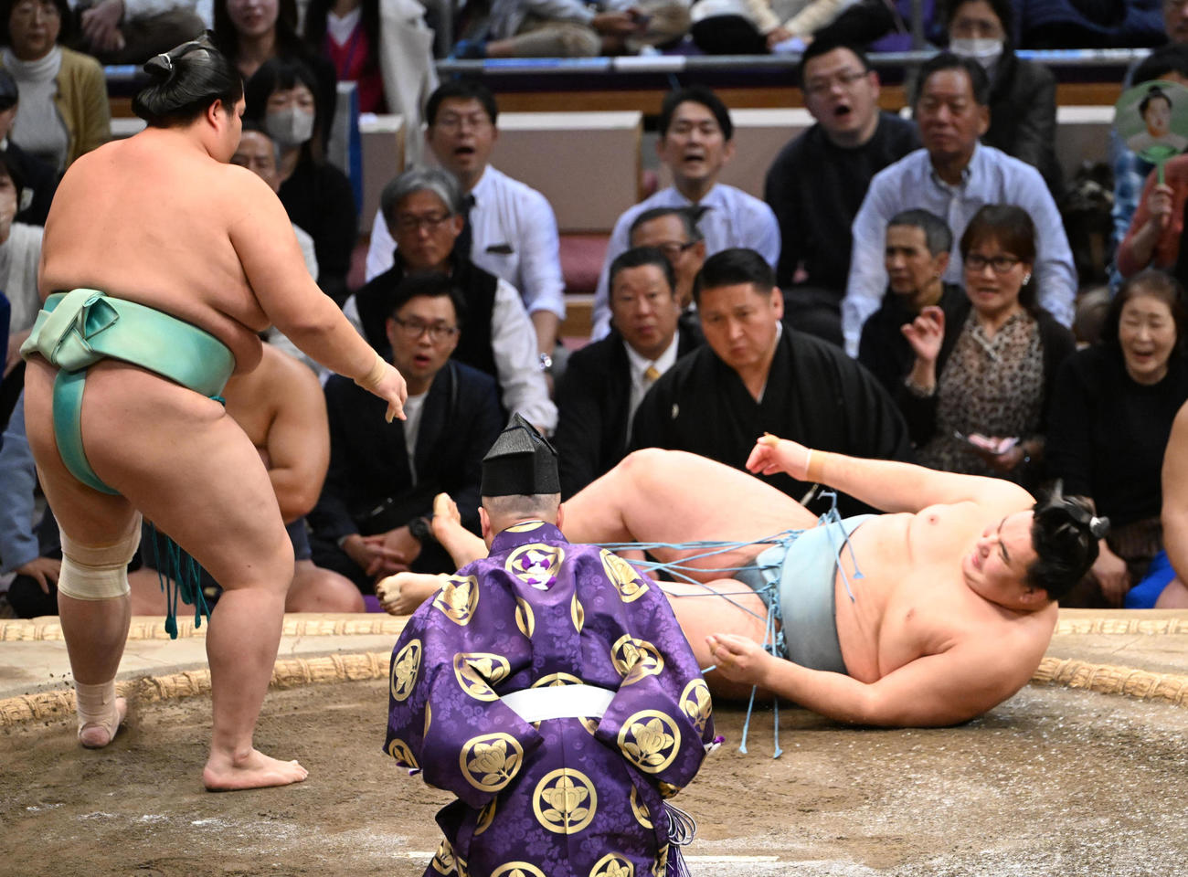 琴桜（左）は押し倒しで欧勝馬を破る（撮影・和賀正仁）