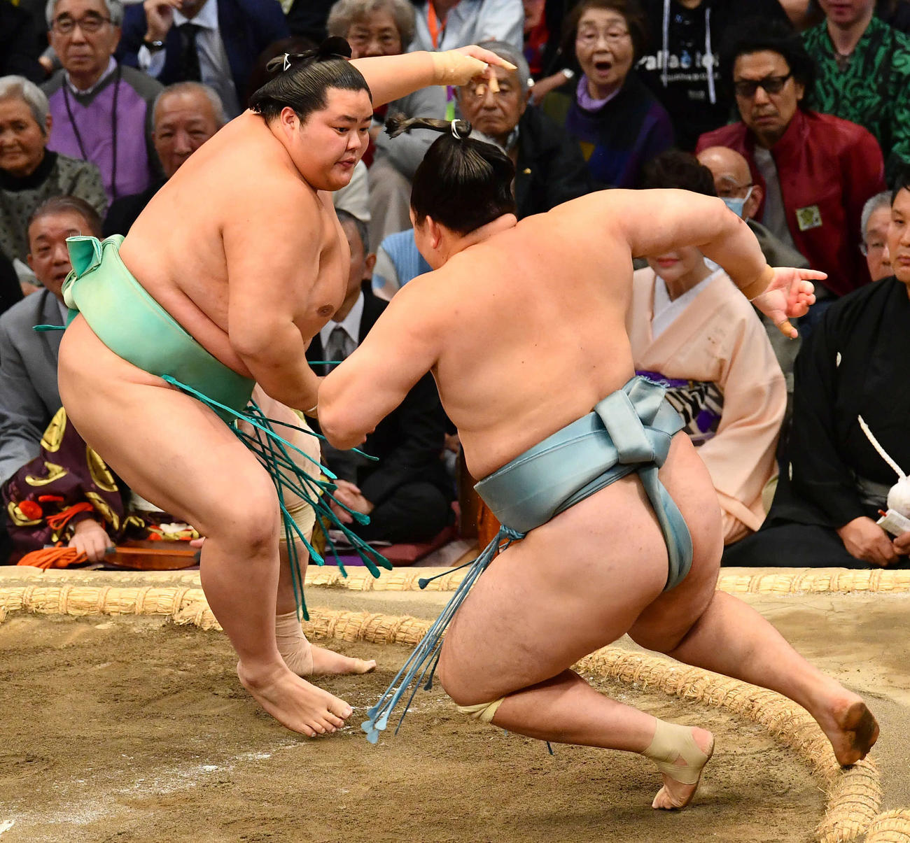 大相撲九州場所9日目　琴桜（左）は欧勝馬を押し倒しで破る（撮影・岩下翔太）