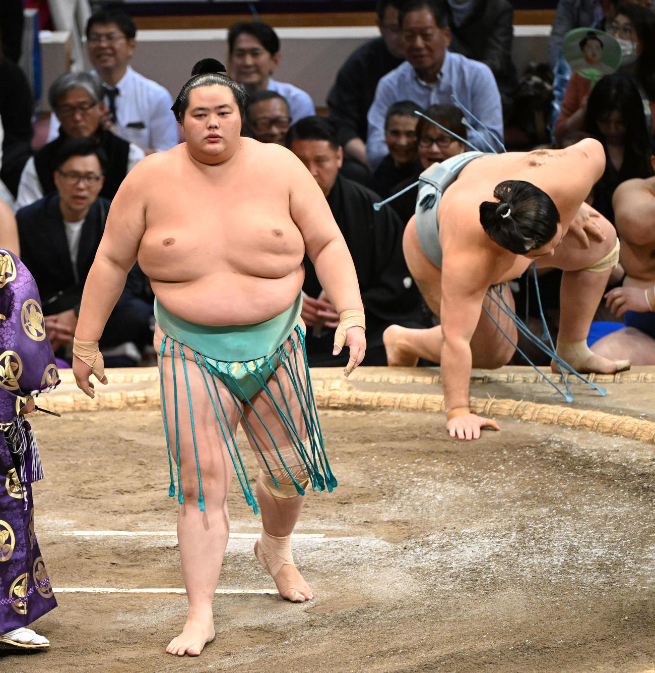 琴桜（左）は押し倒しで欧勝馬を破る（撮影・和賀正仁）