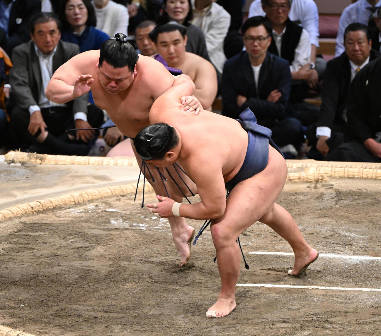 美ノ海（左）を上手投げで破る豊昇龍（撮影・和賀正仁）