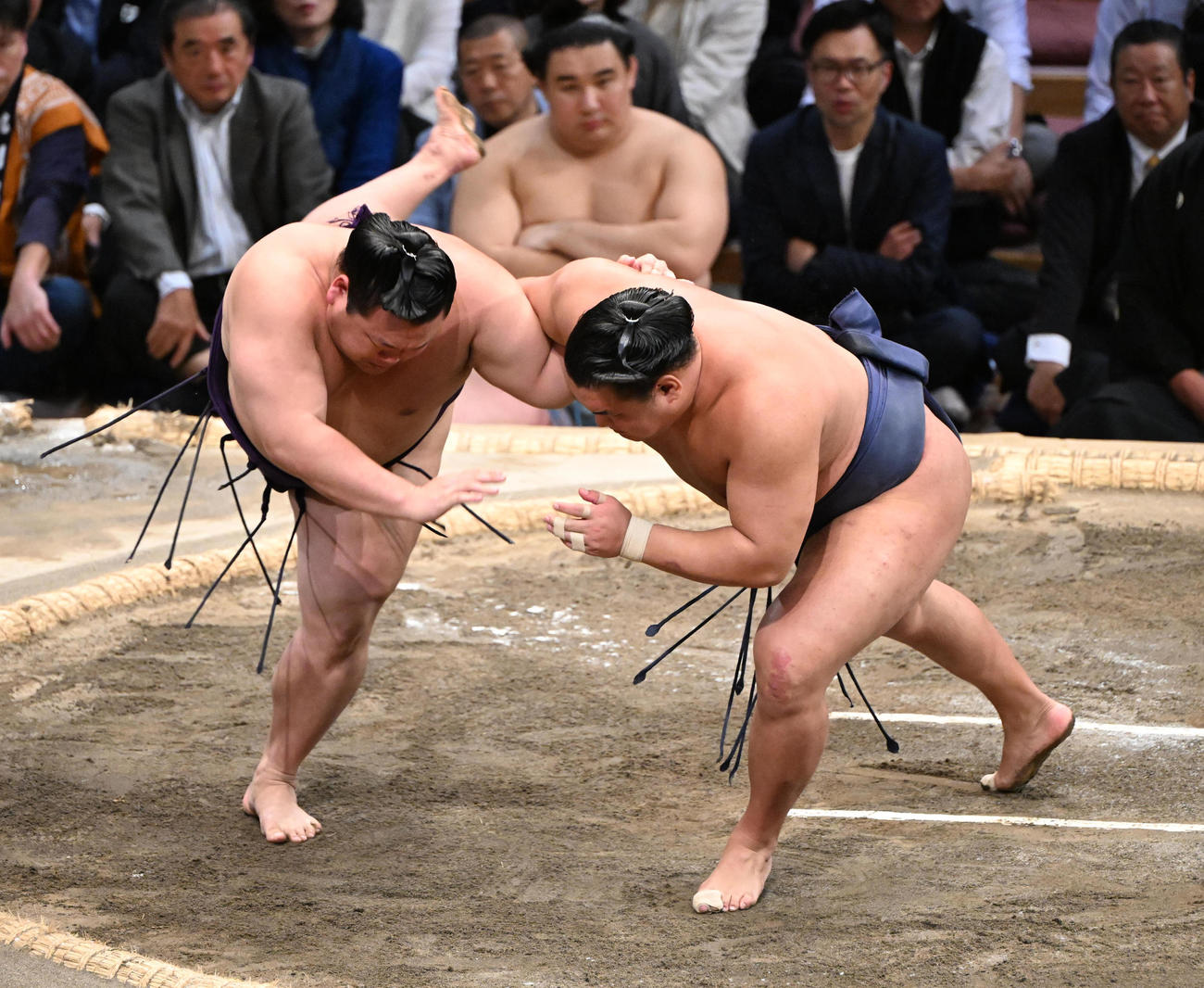 美ノ海（左）を上手投げで破る豊昇龍（撮影・和賀正仁）