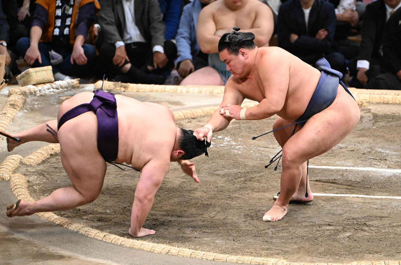 美ノ海（左）を上手投げで破る豊昇龍（撮影・和賀正仁）
