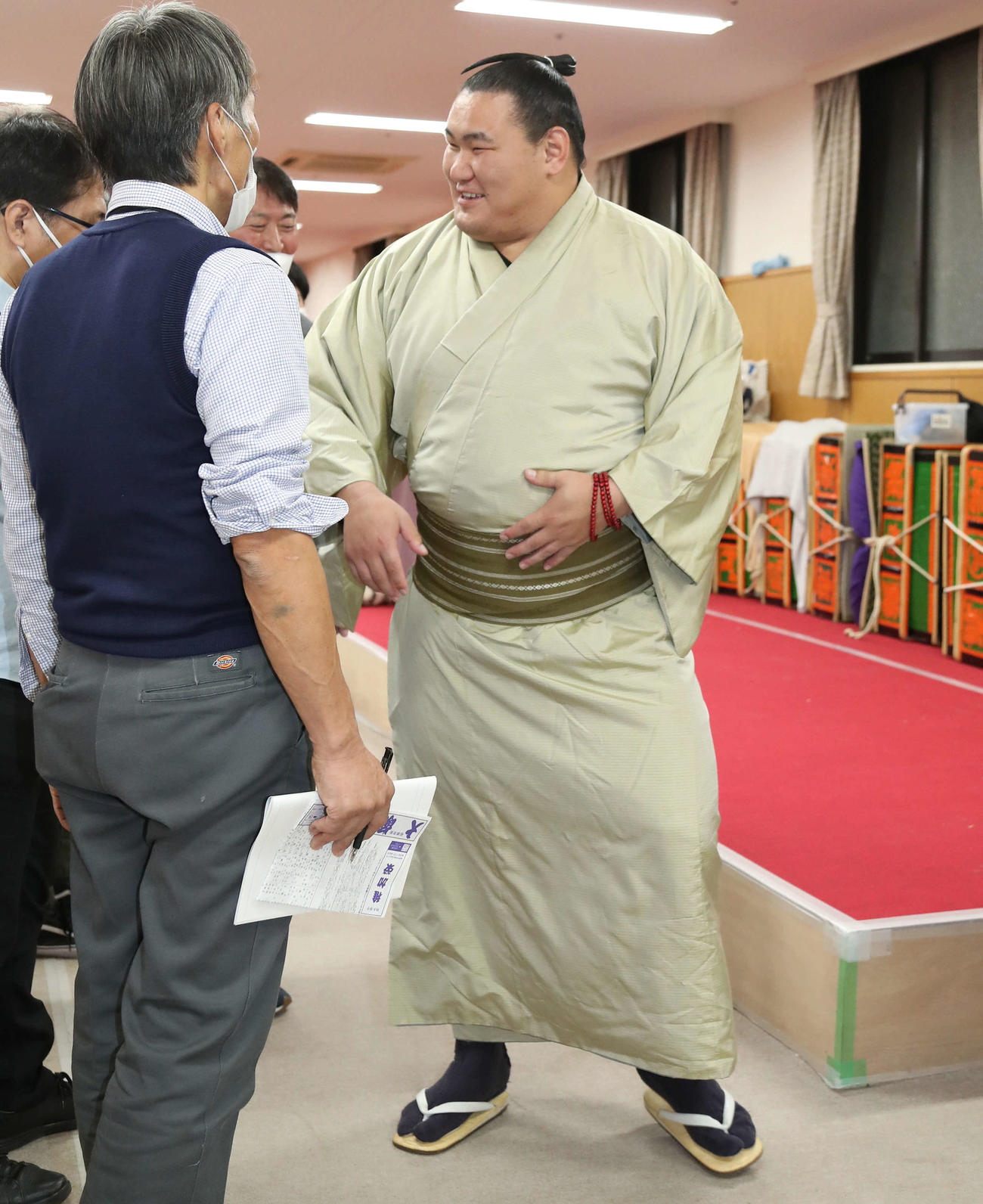 笑顔で支度部屋から引き揚げる豊昇龍