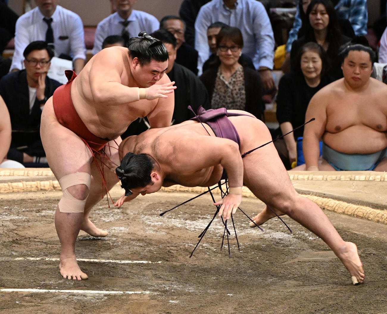 隆の勝（左）は突き落としで狼雅を破る（撮影・和賀正仁）
