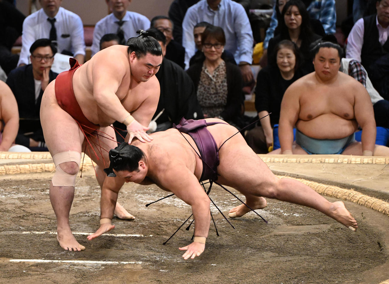 隆の勝（左）は突き落としで狼雅を破る（撮影・和賀正仁）