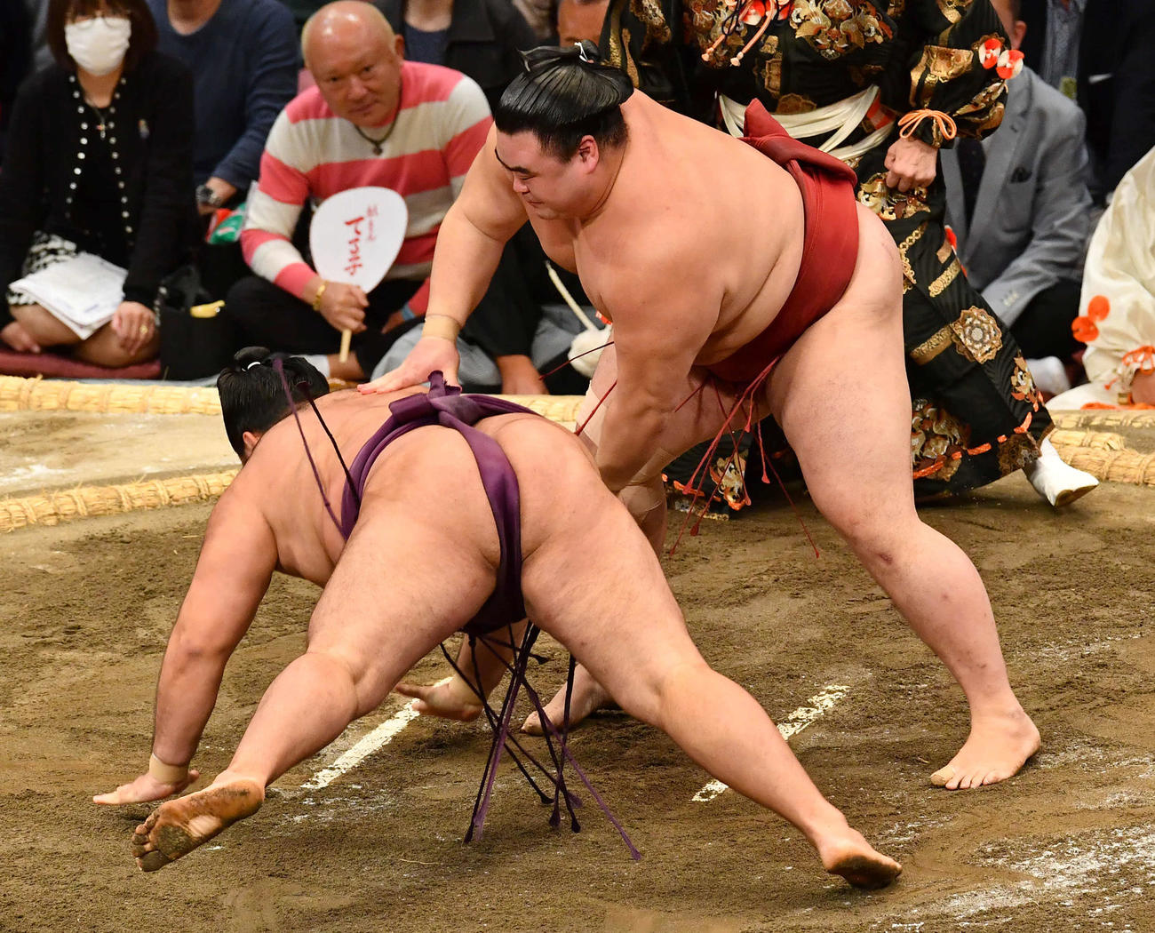 大相撲九州場所9日目　隆の勝（右）は狼雅を突き落としで破る（撮影・岩下翔太）