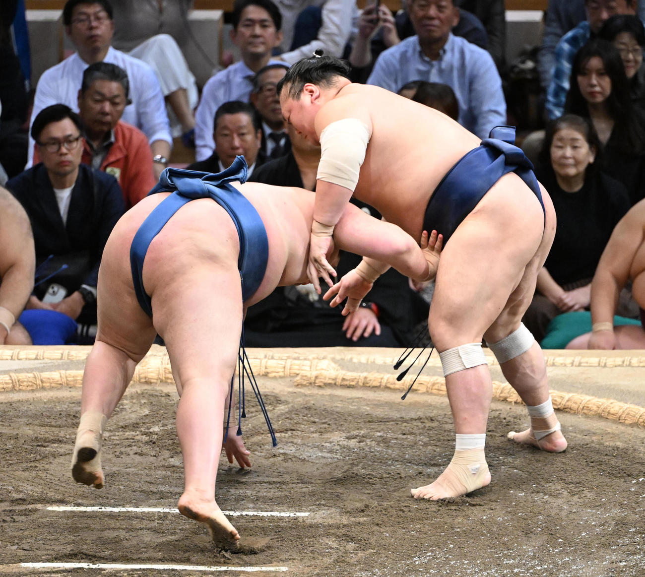 阿武剋（左）をはたき込みで破る宝富士（撮影・和賀正仁）