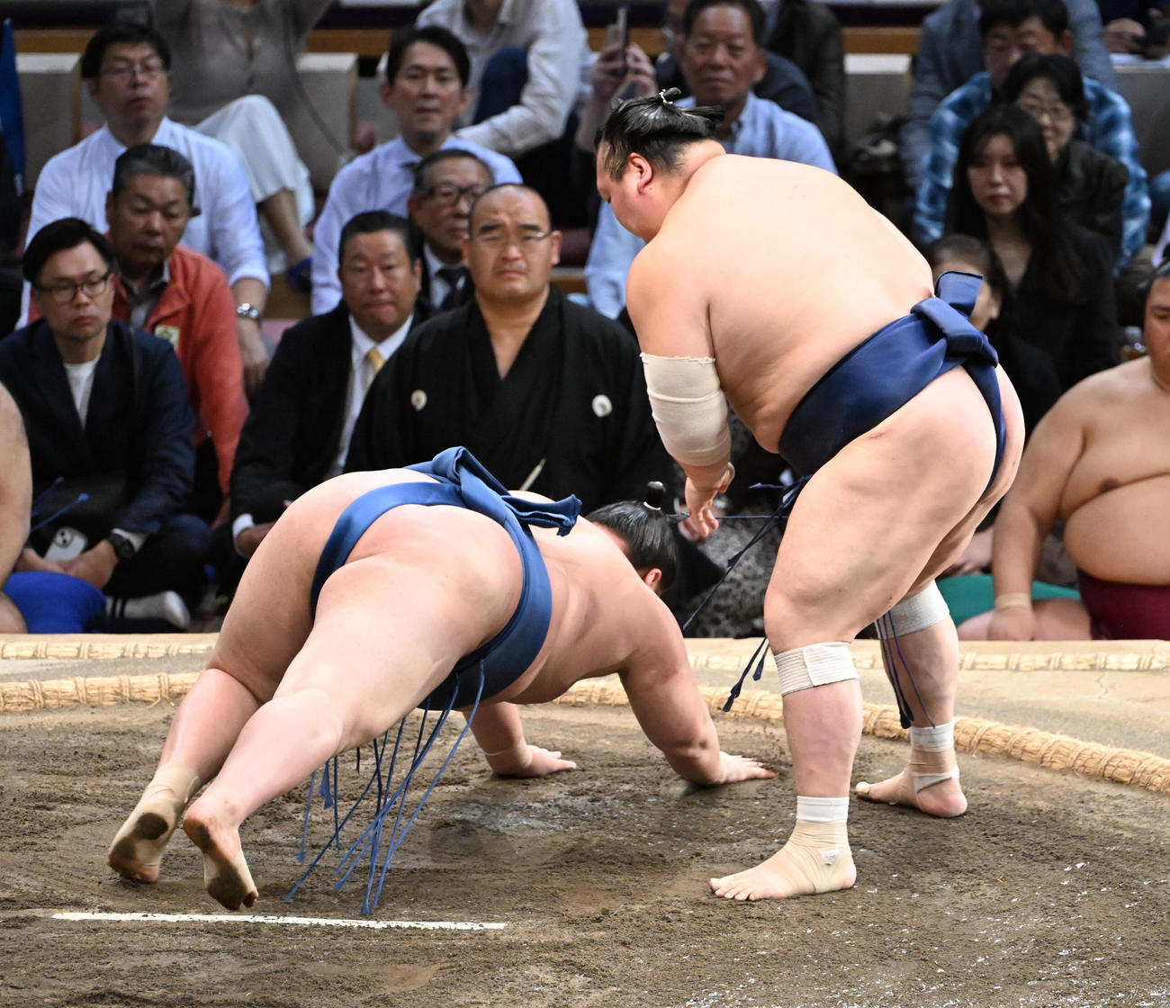 阿武剋（左）をはたき込みで破る宝富士（撮影・和賀正仁）