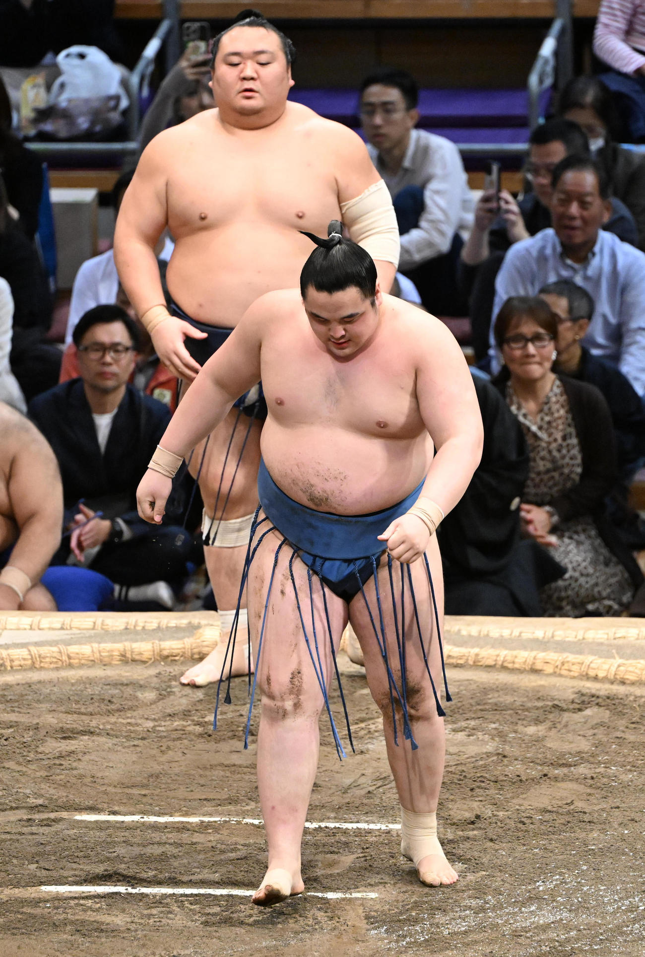 阿武剋（手前）ははたき込みで宝富士に敗れる（撮影・和賀正仁）