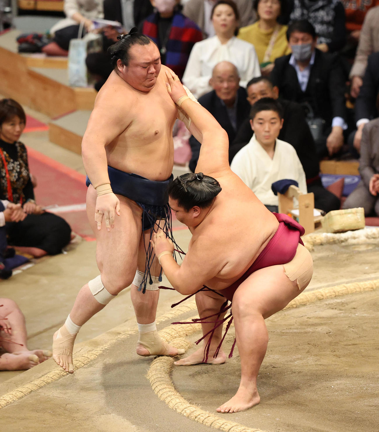 大相撲九州場所　10日目　押し出しで宝富士を破る御嶽海（右）（撮影・梅根麻紀）