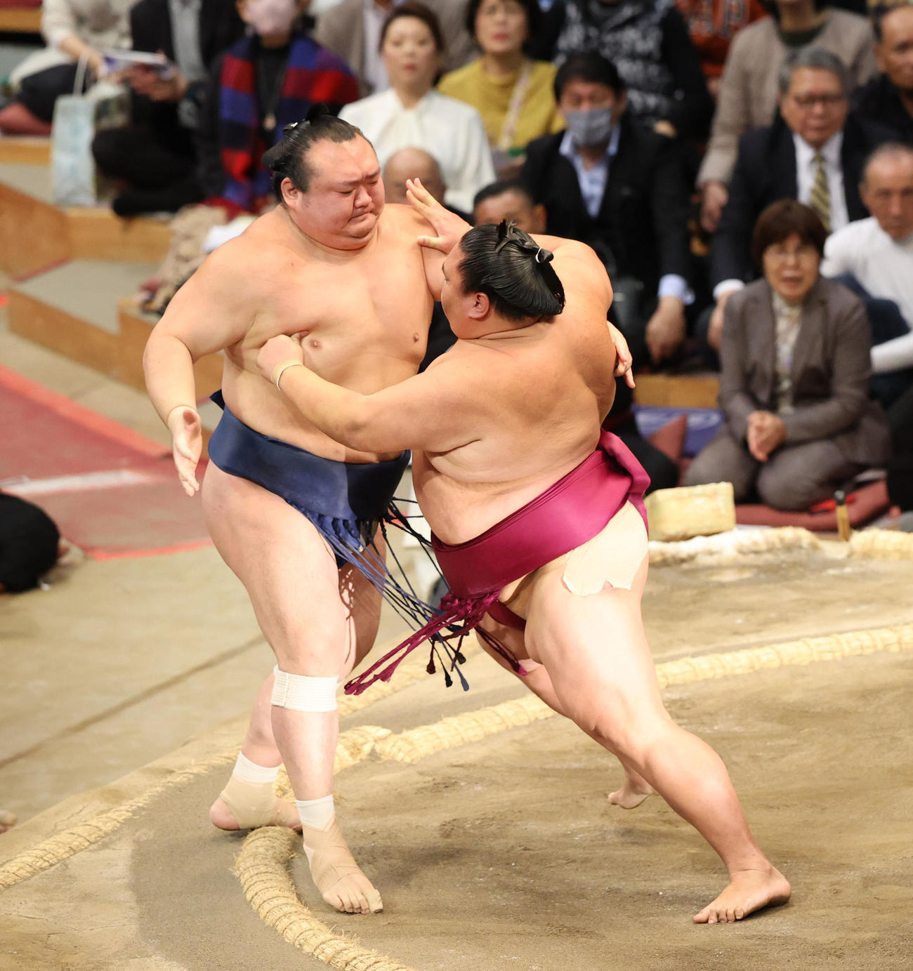 大相撲九州場所　10日目　押し出しで宝富士を破る御嶽海（右）（撮影・梅根麻紀）