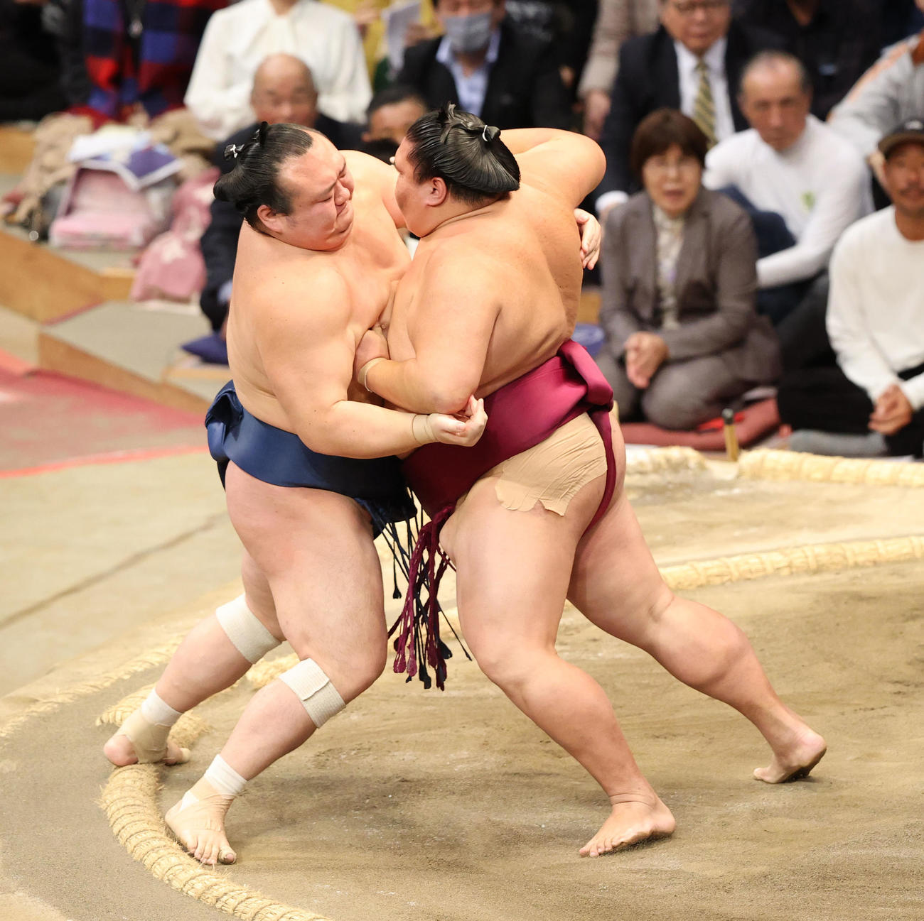大相撲九州場所　10日目　押し出しで宝富士を破る御嶽海（右）（撮影・梅根麻紀）