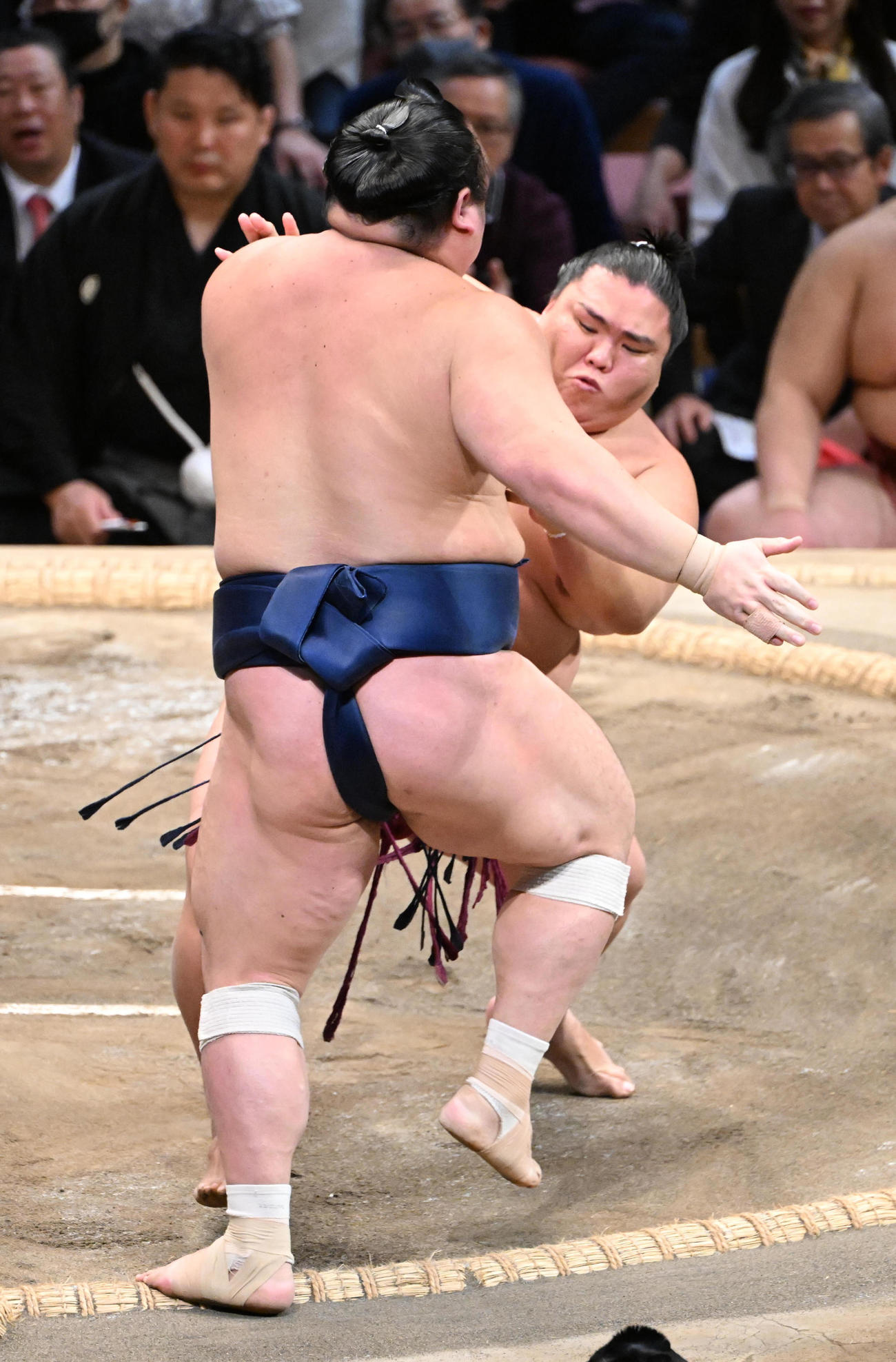 宝富士（手前）を押し出しで破る御嶽海（撮影・和賀正仁）