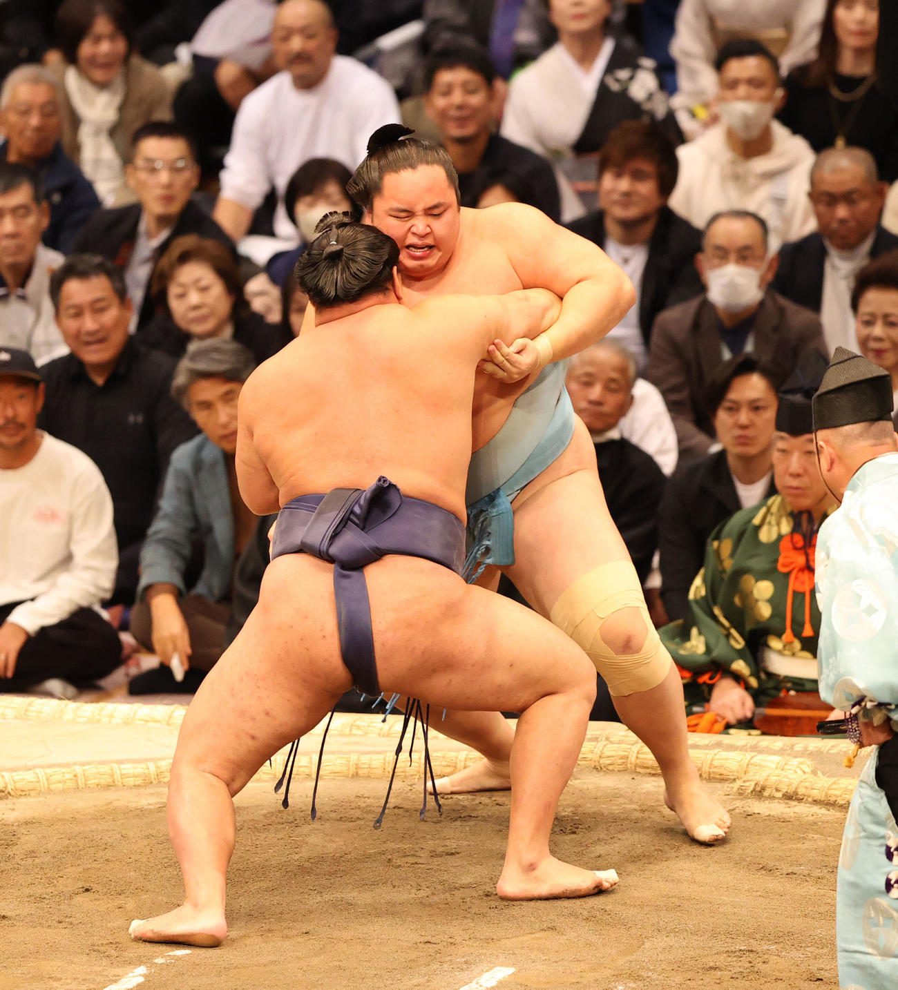 大相撲九州場所　10日目　寄り切りで琴勝峰を破る豊昇龍（撮影・梅根麻紀）