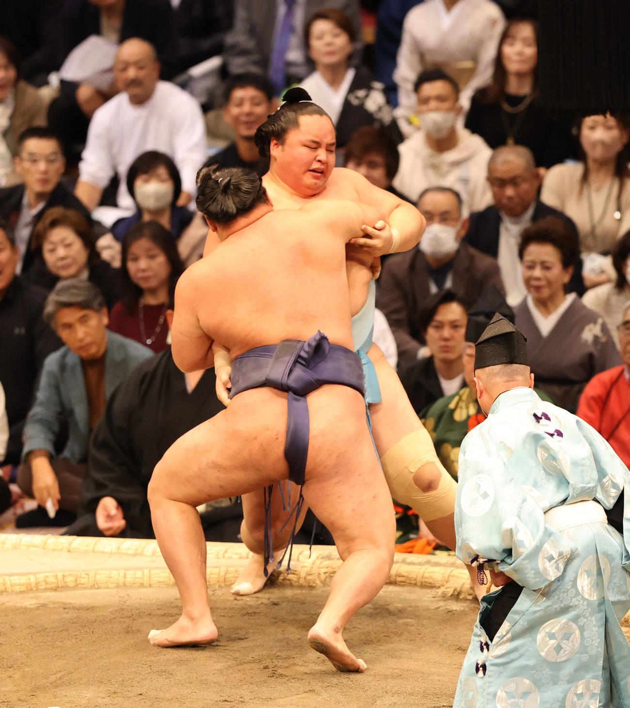 大相撲九州場所　10日目　寄り切りで琴勝峰を破る豊昇龍（撮影・梅根麻紀）