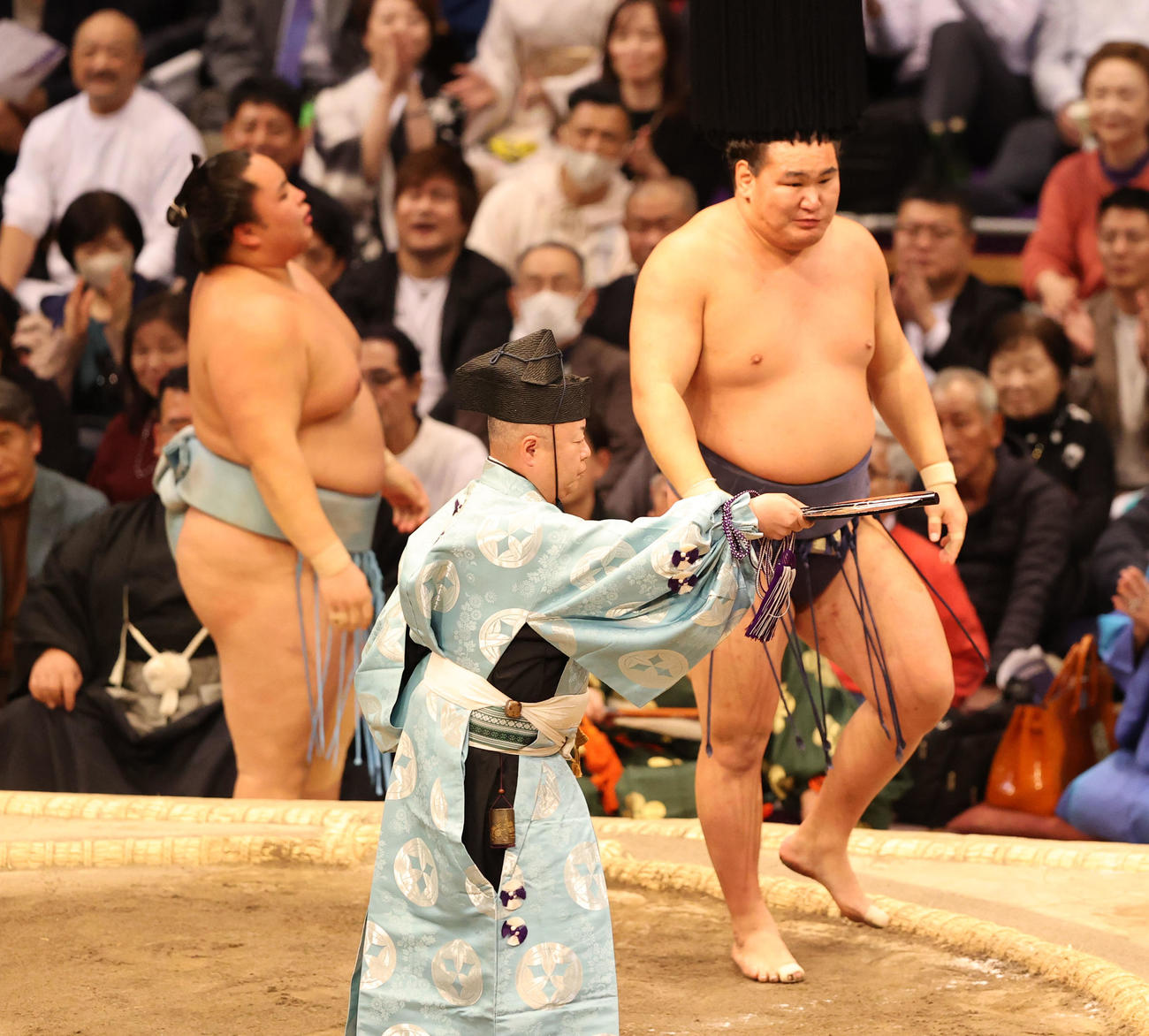 大相撲九州場所　10日目　寄り切りで琴勝峰を破る豊昇龍（撮影・梅根麻紀）