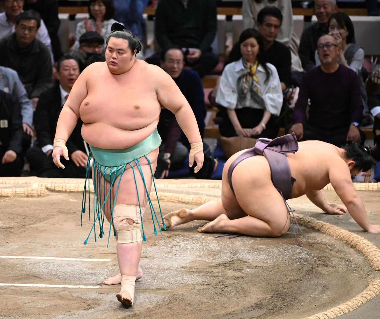 琴桜（左）は翔猿を引き落としで破る（撮影・和賀正仁）