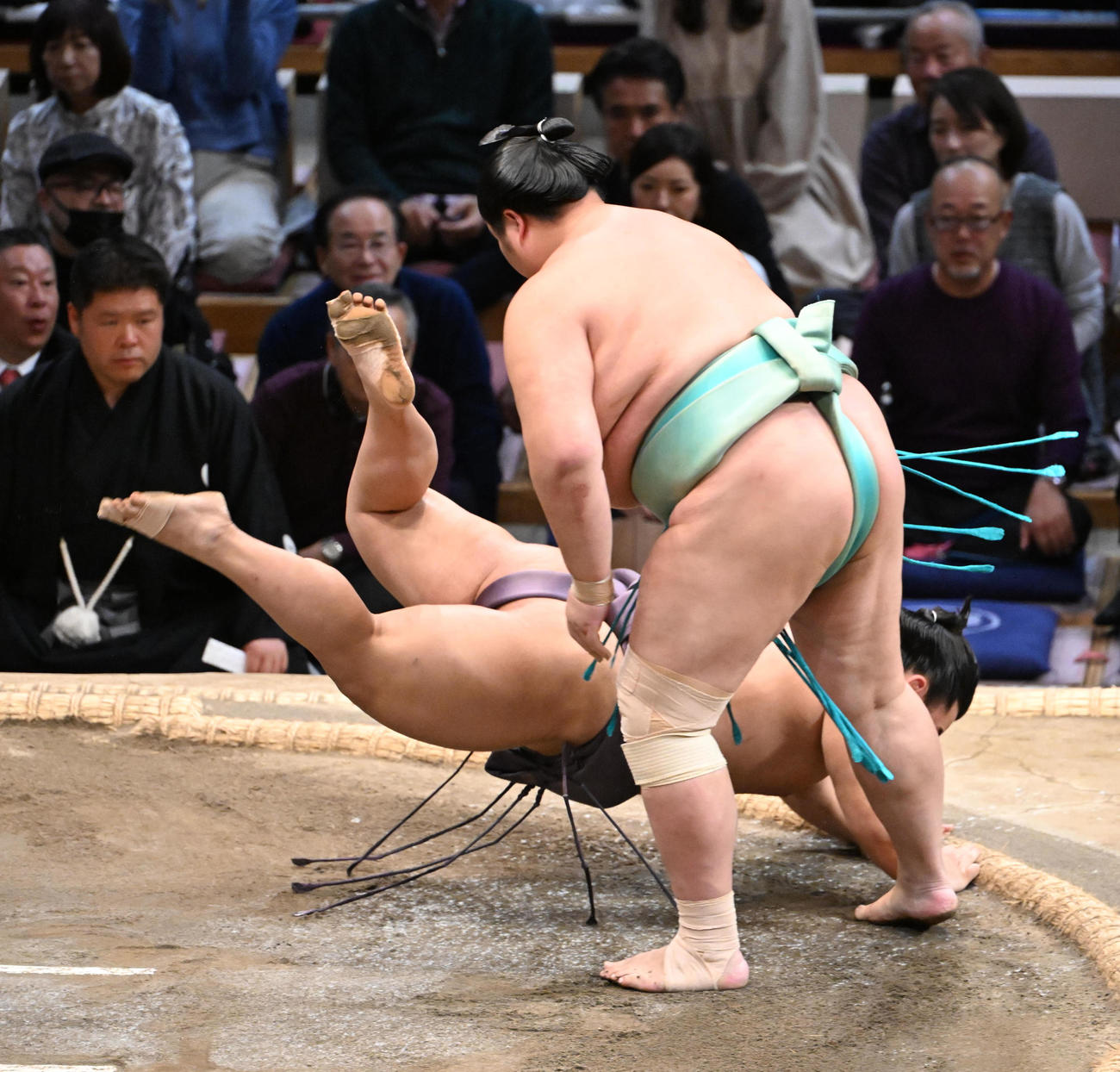 琴桜（右）は翔猿を引き落としで破る（撮影・和賀正仁）