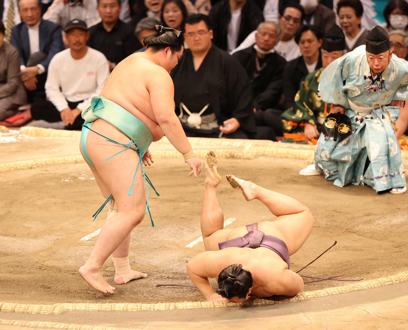 大相撲九州場所　10日目　引き落としで翔猿を破った琴桜（手前）（撮影・梅根麻紀）