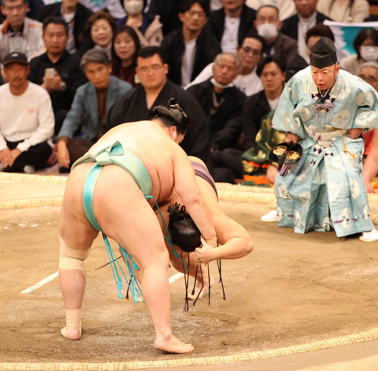 大相撲九州場所　10日目　引き落としで翔猿を破った琴桜（手前）（撮影・梅根麻紀）