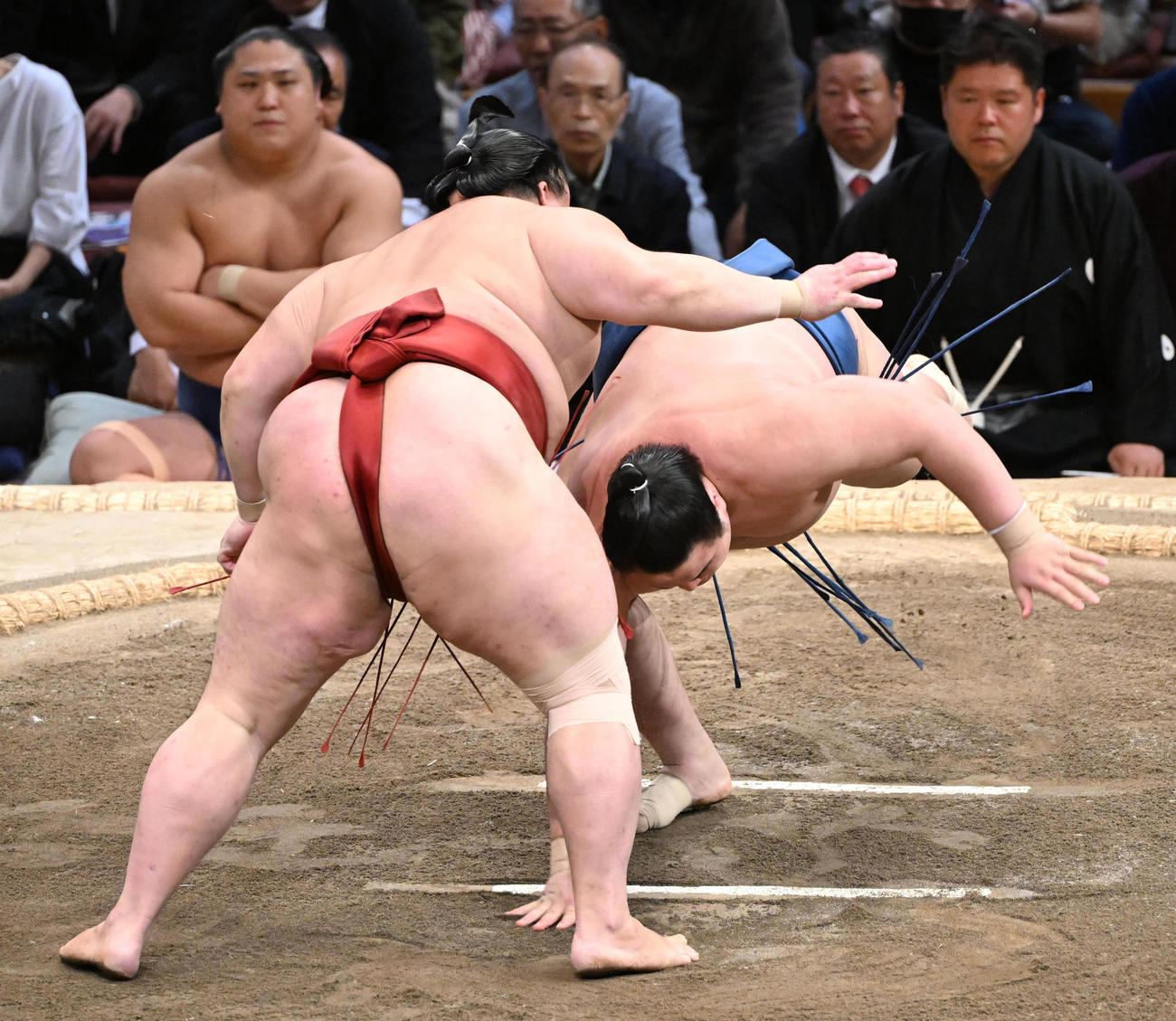 隆の勝（左）ははたき込みで阿武剋を破る（撮影・和賀正仁）