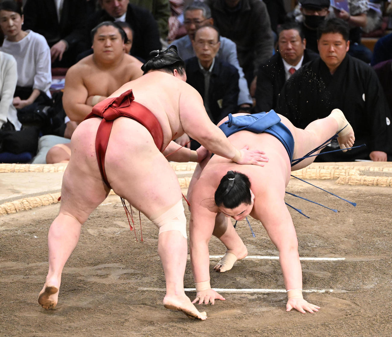 隆の勝（左）ははたき込みで阿武剋を破る（撮影・和賀正仁）