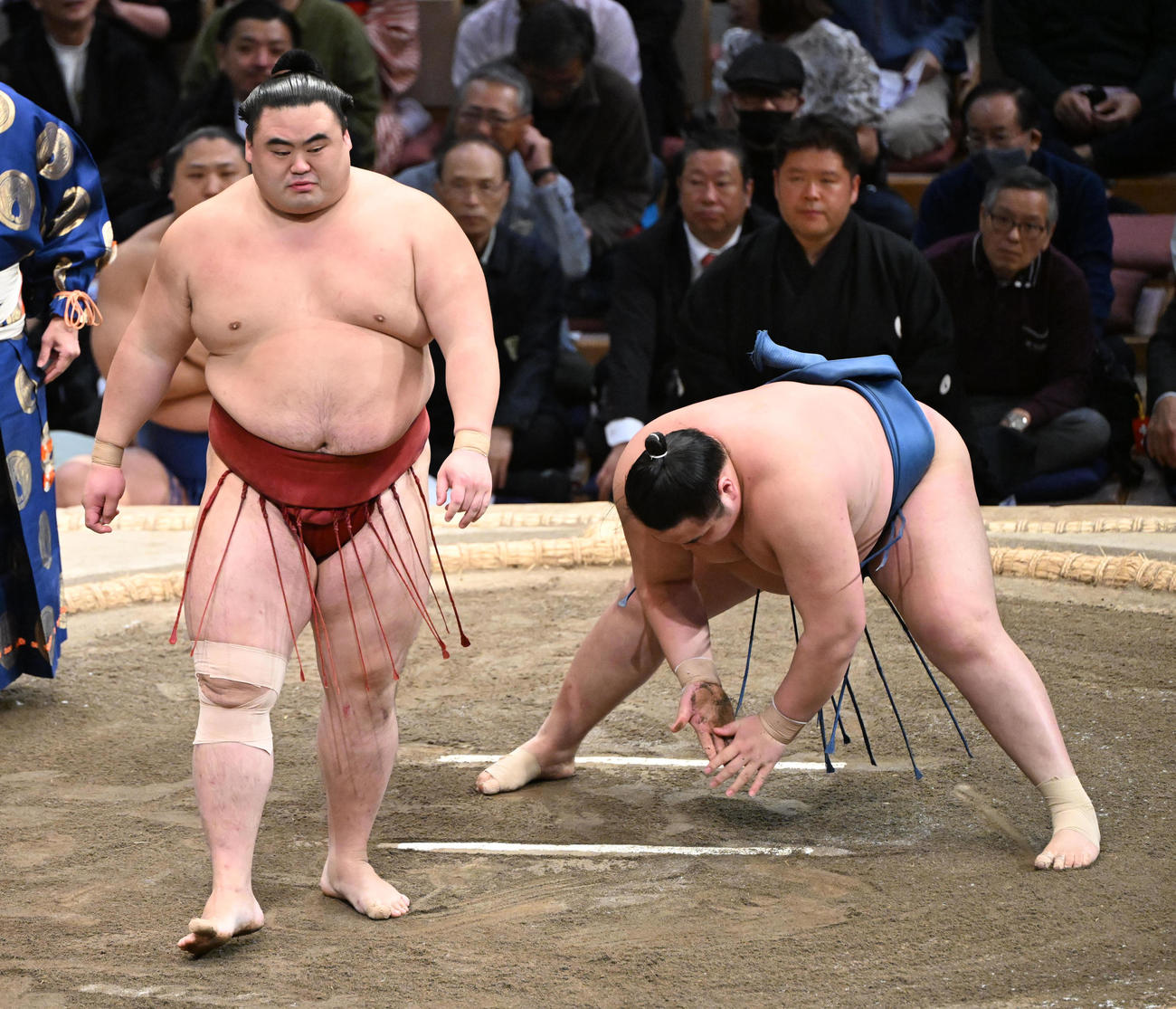 隆の勝（左）ははたき込みで阿武剋を破る（撮影・和賀正仁）