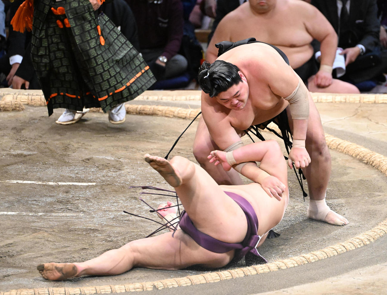 阿炎（右）は肩すかしで平戸海を破る（撮影・和賀正仁）