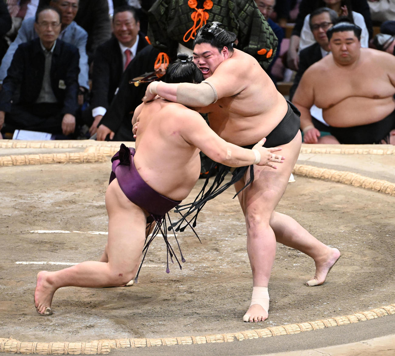 阿炎（右）は肩すかしで平戸海を破る（撮影・和賀正仁）