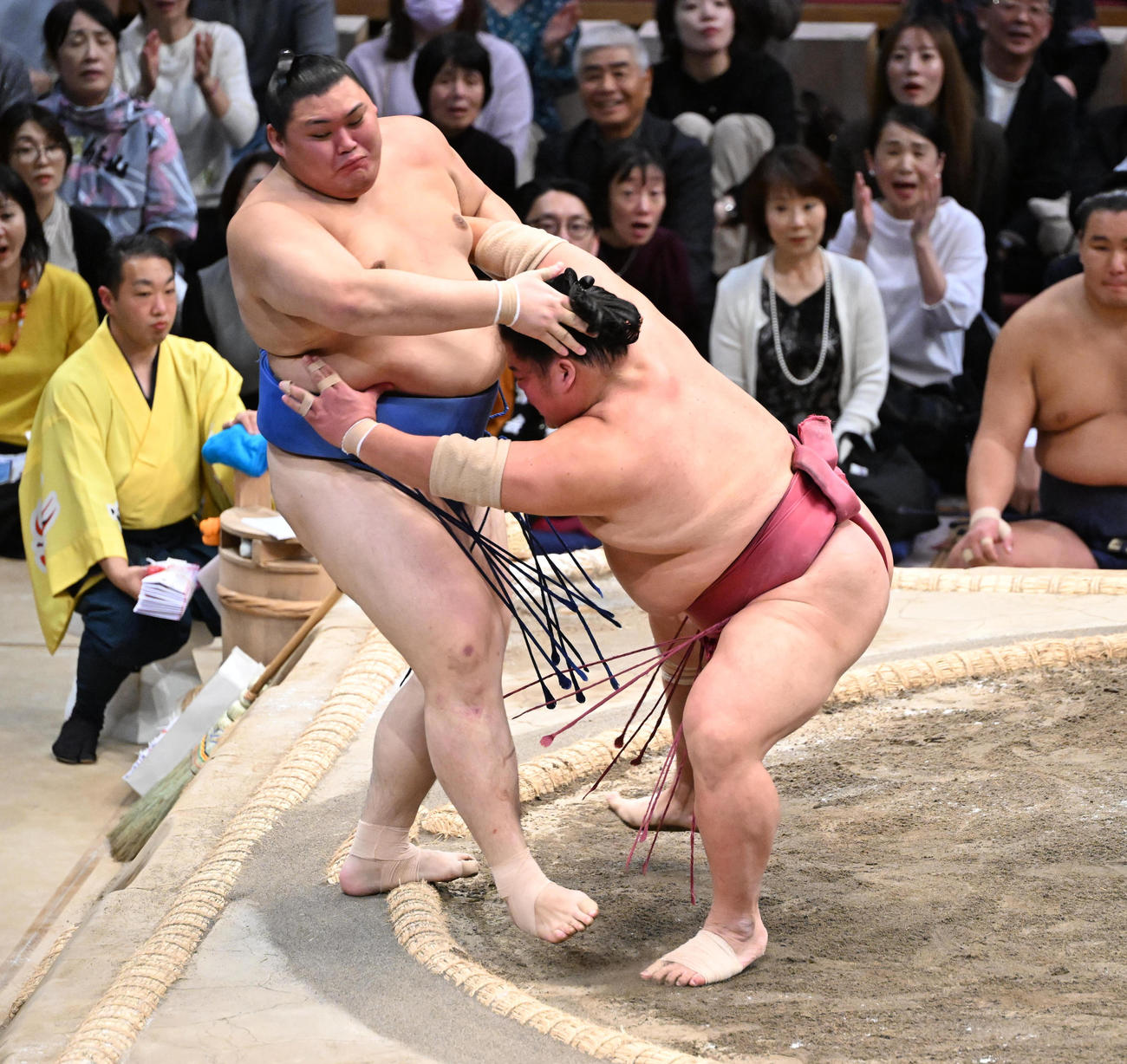 大栄翔（右）に寄り切りで敗れる大の里（撮影・和賀正仁）