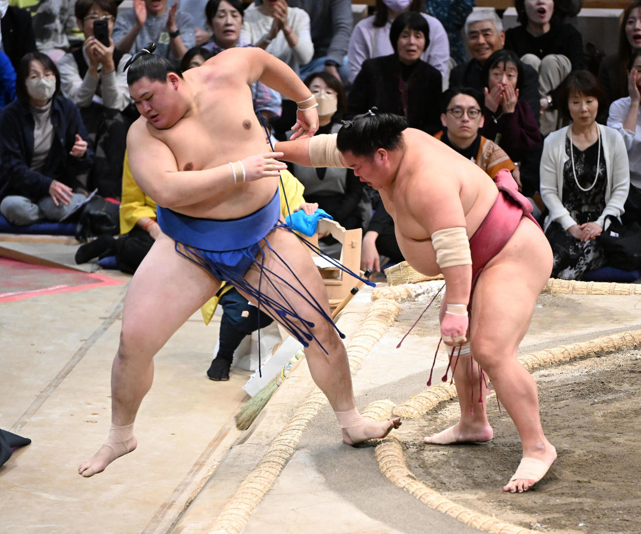 大栄翔（右）に寄り切りで敗れる大の里（撮影・和賀正仁）