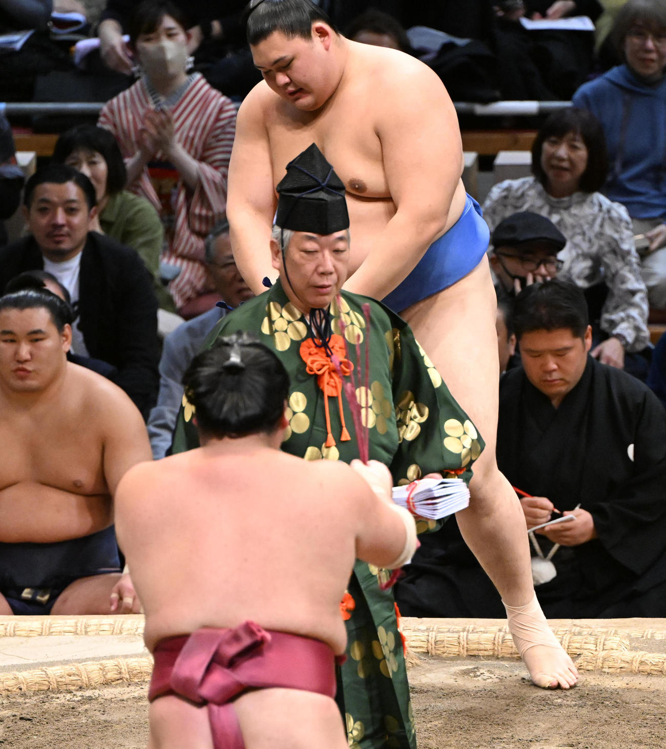 大栄翔（手前）に寄り切りで敗れる大の里（撮影・和賀正仁）