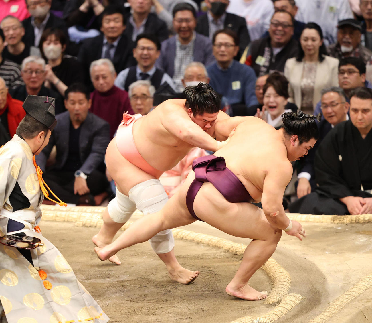 大相撲九州場所　11日目　押し倒しで平戸海を破る宇良（左）（撮影・梅根麻紀）