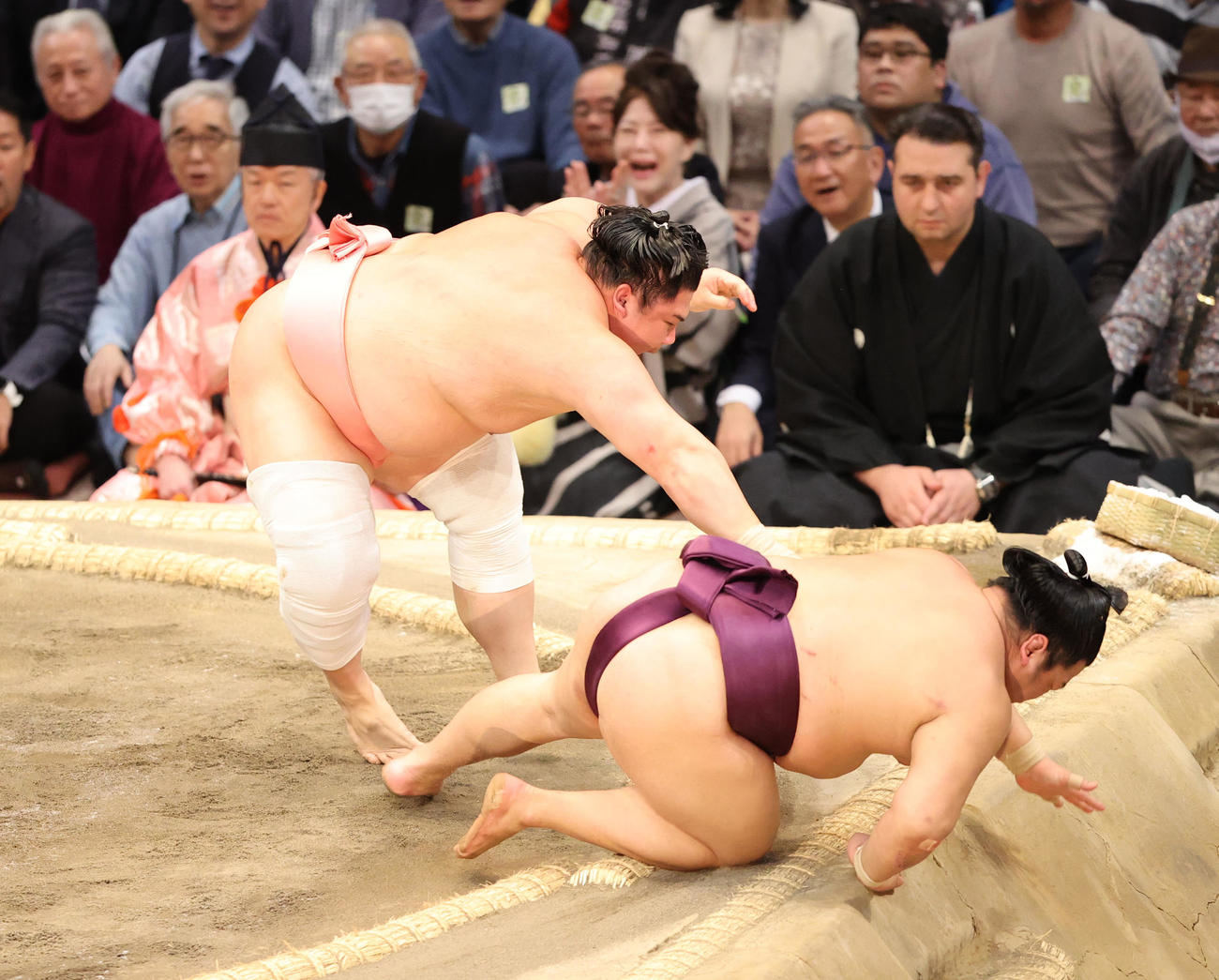 大相撲九州場所　11日目　押し倒しで平戸海を破る宇良（左）。控え行司後ろの向正面最前列で観戦する大村崑の姿も（撮影・梅根麻紀）