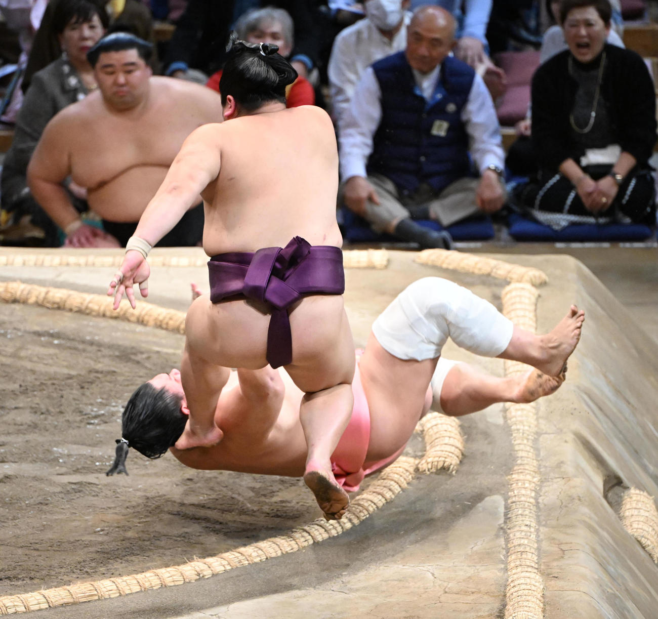 宇良と平戸海の取り直しの一番も同体となる（撮影・和賀正仁）