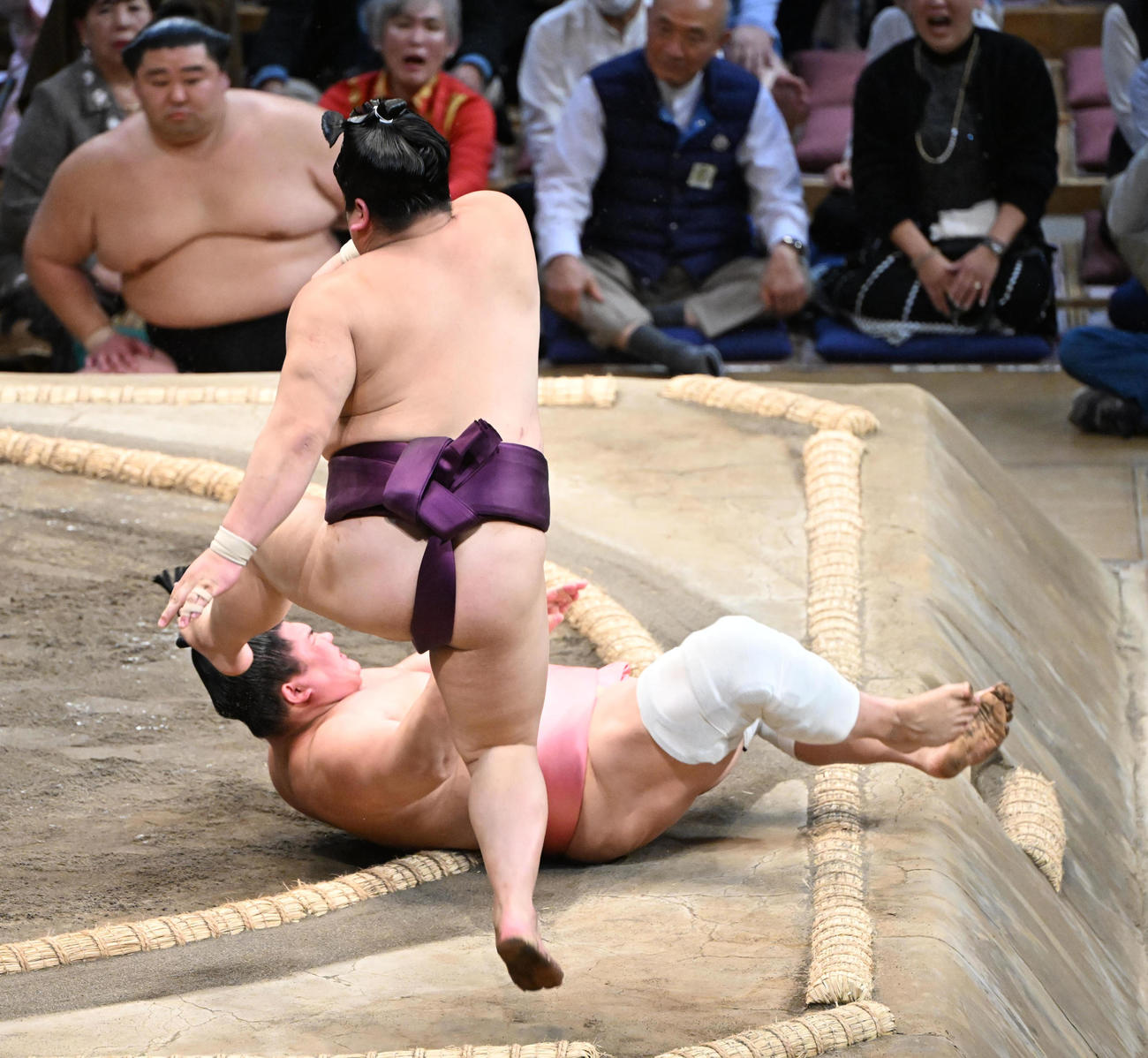 宇良と平戸海の取り直しの一番も同体となる（撮影・和賀正仁）